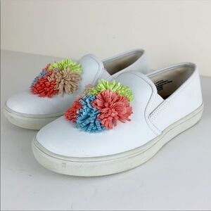 Tucker+Tate White Leather Slip on Sneakers‎ w/Pom Pom Sz 4
